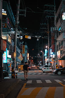 hombre, para caminar, intersección, la carretera, pista, asfalto, humano, persona, vehículo, transporte, coche, automóvil, peatonal, ciudad, pueblo, metrópoli, edificio, urbano, paso de cebra, máquina, rueda, calzado, calle, arquitectura, modo de transporte, iluminado, Vehículo de motor, exterior del edificio, estructura construida, noche, vida en la ciudad, vehículo terrestre, personas incidentales, calle de la ciudad, cruce, firmar, paso de peatones, ligero, ocupado, 5K, CC0, dominio público, libre de derechos