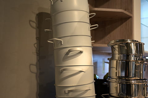pentola, pila, cucinare, cucina, mangiare, lavare i piatti, fresco, lavare, cibo, grande cucina, nutrizione, preparazione, gastronomia, alimentazione, metallo, nessuno, caratteristica della parete, in casa, fabbrica, industria alimentare e delle bevande, industria, cibo e bevande, attività commerciale, avvicinamento, stanza domestica, bere, contenitore, tecnologia, Inquadratura dal basso, luce del sole, giorno, natura morta, tubo - tubo, distillazione, 5K, CC0, dominio pubblico, privo di copyright