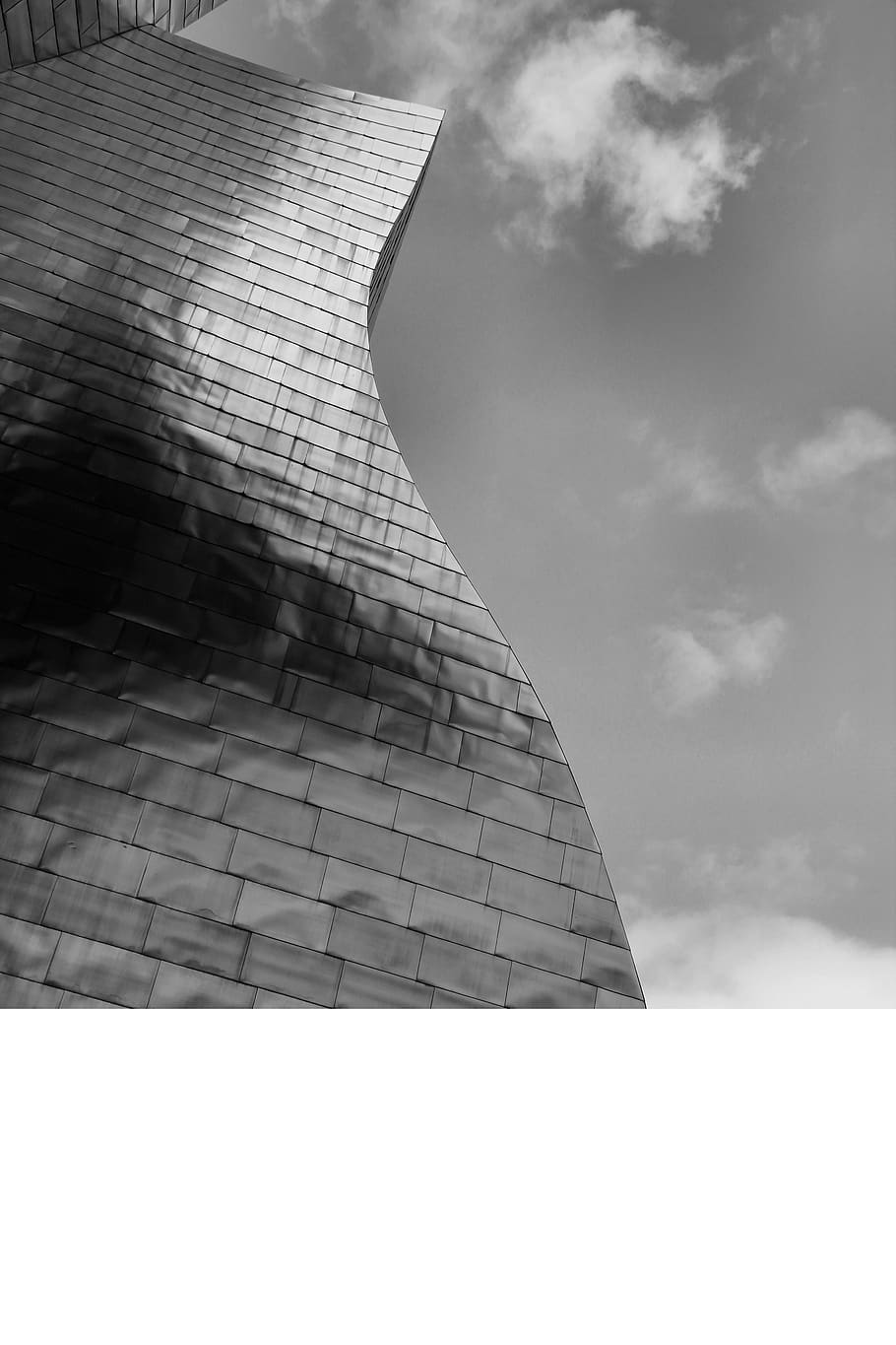 arquitectura, edifici, infraestructura, estructura, establiment, blanc i negre, monocroma, núvols, cel, exterior de l'edifici, vista d’angle baix, estructura construïda, núvol - cel, dia, naturalesa, cap gent, modern, alta - alta, a l'aire lliure, torre, oficina, destinacions de viatge, ciutat, llum solar, exterior d’edifici d’oficines, 5K