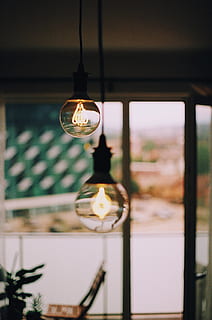 dvi lemputes, apšvietimo įranga, šviečia, kabantis, sutelkti dėmesį į naujas žinias, patalpose, nėra žmonių, elektros energijos, pakabukas, stiklas - medžiaga, šviesa, viršutinė riba, Elektrinė šviesa, Iš arti, elektros lemputė, lemputė, architektūra, pastatyta struktūra, langas, žemas kampo vaizdas, 2K, CC0, Viešasis domenas, nemokamai