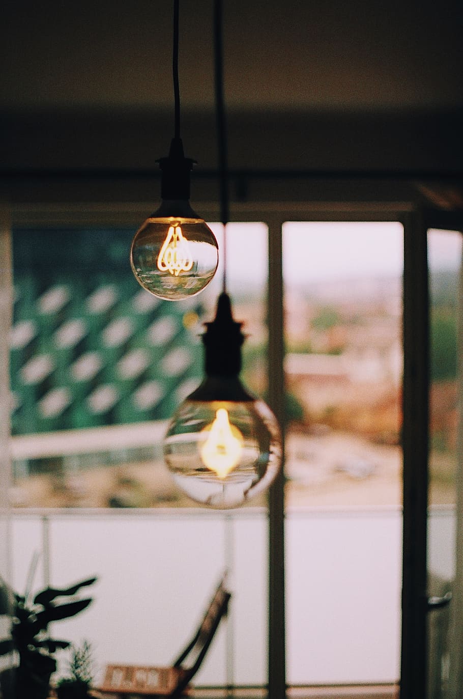două becuri, echipamente de iluminat, iluminat, agăţat, să se concentreze asupra primelor elemente, în interior, nici o persoana, electricitate, pandantiv lumina, sticlă - material, ușoară, tavan, lumina electrica, a închide, lampă electrică, bec, arhitectură, construită, fereastră, vedere unghiulară joasă, 2K