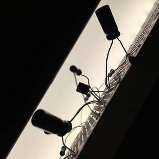 monochroom, triode, circuit, geen mensen, binnenshuis, technologie, communicatie, invoerapparaat, microfoon, lage hoekweergave, silhouet, detailopname, dag, studio, verbinding, kunst cultuur en entertainment, studio opname, schaduw, kantelen, metaal, kopie ruimte, muziek-, Radio zender, stadium, 2K, CC0, publiek domein, royaltyvrij