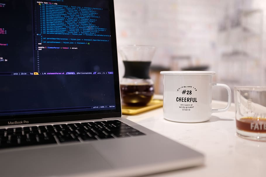 MacBook, pro, convertit, tassa, electrònica, ordinador, PC, portàtil, tassa de cafè, begudes, espresso, beure, telèfon mòbil, telèfon, mòbil, vidre, plat, ceràmica, comunicació, tecnologia, tecnologia sense fils, taula, connexió, text, cap gent, menjar i beguda, guió occidental, a l'interior, negocis, Internet, refresc, primer pla, enfocament selectiu, teclat, 5K