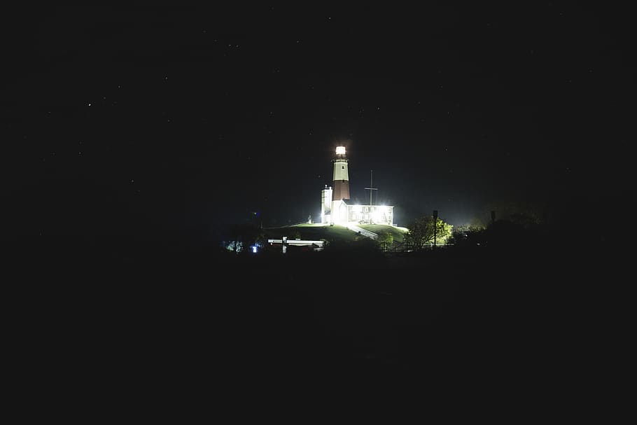 torre alleujada, edifici, arquitectura, torre, far, nit, ny, exposició llarga, illa llarga, montauk, torre de control, llum, cúpula, fletxa, campanar, central elèctrica, observatori, planetari, minecraft, casa de camp, estructura construïda, exterior de l'edifici, il·luminat, cel, còpia espai, cap gent, ciutat, naturalesa, alta - alta, destinacions de viatge, viatjar, turisme, vista d’angle baix, a l'aire lliure, equips d’il·luminació, fosc, 5K