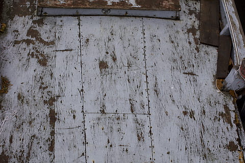avvio, legna, intemperie, struttura costruita, architettura, legno - materiale, nessuno, caratteristica della parete, giorno, vecchio, strutturato, abbandonato, danneggiato, esterno dell'edificio, declino, fotogramma intero, corri giù, deterioramento, all'aperto, Inquadratura dal basso, sbucciare, sfondi, rovinato, 8K, CC0, dominio pubblico, privo di copyright