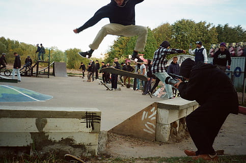 persona che usa lo skateboard, azione, divertimento, uomo, movimento, persone, pattinare, skateboard, pattinando, spettatori, sport, folla, gruppo di persone, grande gruppo di persone, persone reali, uomini, giorno, natura, donne, all'aperto, adulto, architettura, spettatore, città, prestazione, stili di vita, evento, acrobazia, Guardando, 2K, CC0, dominio pubblico, privo di copyright