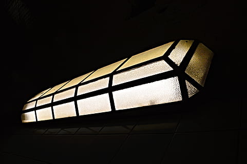 illuminazione, architettura, costruzione, finestra, lampada, lucernario, luce, nero, buio, apparecchio di illuminazione, cupola, paralume, Torre, guglia, campanile, sfera, mattone, plafoniera, ringhiera, corrimano, in casa, nessuno, Inquadratura dal basso, notte, illuminato, attrezzatura per l'illuminazione, avvicinamento, sfondo nero, modello, struttura costruita, copia spazio, raggiante, elettricità, girato in studio, singolo oggetto, lampada elettrica, forma, stanza buia, soffitto, 5K, CC0, dominio pubblico, privo di copyright