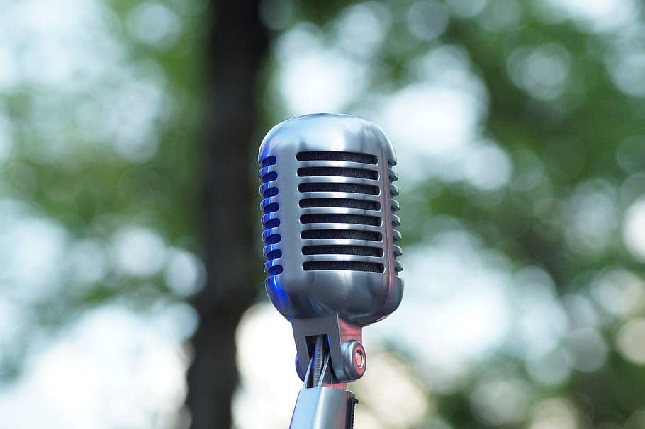 micro, micròfon, so, Dispositiu d'entrada, música, centrar-se en primer pla, primer pla, cultura i entreteniment artístic, tecnologia, sol objecte, rendiment, dia, metall, cantar, cap gent, suport per a micròfons, a l'aire lliure, equipament, soroll, equip d’àudio, comunicació, equip de gravació de so, color plata, crom, 5K