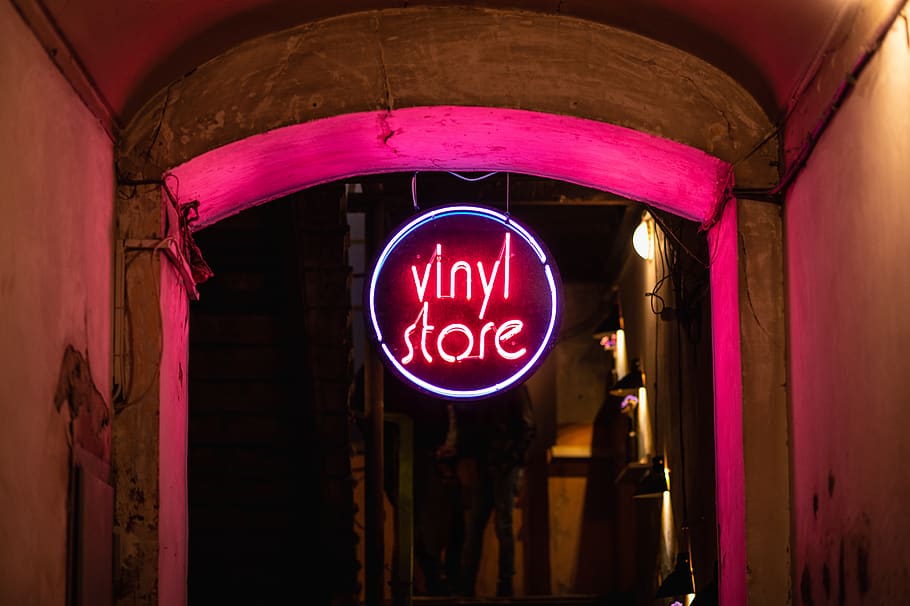 Vinyl Store Neonlicht, beleuchtet, Text, Kommunikation, keine Leute, Eingang, Zeichen, drinnen, westliche Schrift, Nacht-, die Architektur, Nahansicht, Fokus auf den Vordergrund, Tür, gebaute Struktur, Geschäft, pinke Farbe, Holz - Material, Restaurant, Neon-, 5K