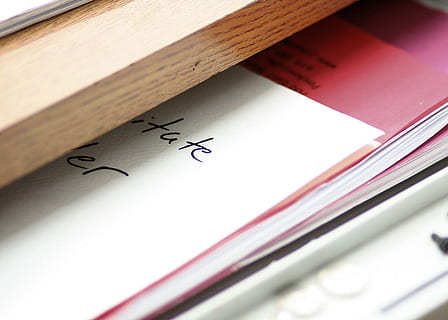 Schreibtisch, Papiere, Anmerkungen, Papier-, Text, Bildung, Nahansicht, Mathematik, keine Leute, Kommunikation, Nummer, Lernen, Buch, Notizblock, Veröffentlichung, drinnen, Formel, Pluszeichen, Kreativität, selektiver Fokus, Weisheit, Intelligenz, Schulmaterial, studieren, Botschaft, 2K, CC0, gemeinfrei, lizenzfrei