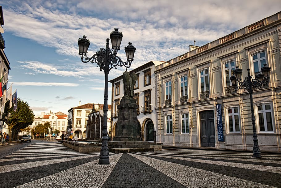 arquitectura, ampli, construcció, predeterminat, història, carrer, llum, estàtua, façana, ponta delgada, azores, comanche, exterior de l'edifici, estructura construïda, cel, núvol - cel, ciutat, edifici, naturalesa, carretera, el passat, dia, transport, finestra, equips d’il·luminació, llum del carrer, a l'aire lliure, cap gent, 5K