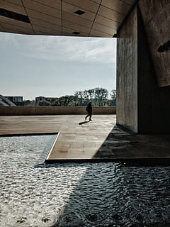 osoba, spacery, filar, światło, pływ, Tapeta, wzór, cień, dessin, rysunek, beton, geometrie, geometria, ombre, eau, woda, musée des confluence, zbieg, chmura - niebo, jedna osoba, pełna długość, niebo, zbudowana struktura, dzień, prawdziwi ludzie, architektura, Natura, styl życia, mężczyźni, spędzania wolnego czasu, na zewnątrz budynku, na dworze, sylwetka, światło słoneczne, widok z tyłu, kolumna architektoniczna, 2K, CC0, domena publiczna, darmowe zdjęcia