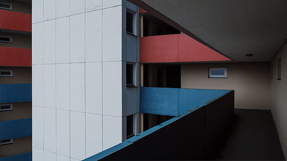 Germania, Berlino, rosso, prospettiva, angoli, Linee, moderno, bianca, grattacielo, Plattenbau, balcone, costruzione, architettura, minimo, blu, struttura costruita, esterno dell'edificio, nessuno, finestra, giorno, forma geometrica, modello, riflessione, all'aperto, design, caratteristica della parete, città, vetro - materiale, forma, ufficio, edificio per uffici esterno, 4K, CC0, dominio pubblico, privo di copyright