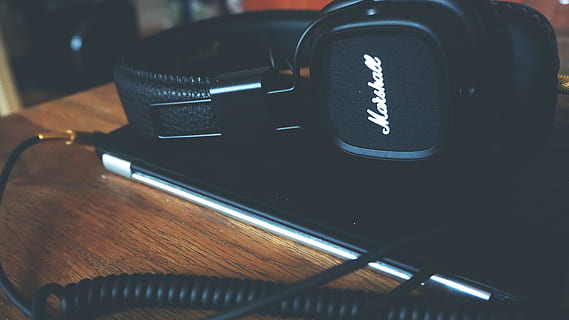 marshall, audio, altavoz, equipo, trabajo, escritorio, oficina, cable, tecnología, comunicación, de cerca, adentro, texto, mesa, nadie, centrarse en primer plano, escritura occidental, naturaleza muerta, de color negro, música, tecnología inalámbrica, conexión, dispositivo de entrada, computadora, firmar, cultura de las artes y entretenimiento, micrófono, teclado, llave de computadora, 4K, CC0, dominio público, libre de derechos