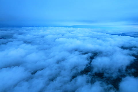 wolk, wolken, hemel, natuur, mooi, atmosfeer, lucht, het hangt in de lucht, hoog, wolk - lucht, cloudscape, scenics - natuur, blauw, milieu, bewolking, dramatische hemel, achtergronden, luchtfoto, humeurige lucht, schoonheid in de natuur, geen mensen, wind, witte kleur, bovenstaande, buitenshuis, abstract, kijkend naar uitzicht, abstracte achtergronden, klimaat, donkerblauw, zachtheid, 5K, CC0, publiek domein, royaltyvrij