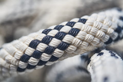 corda, node, escalada, teixir, teixit, alpinista, marí, escalador, arreglant, enllaç, alpinisme, aventura, segur, sòlid, marítim, connectat, seguretat, vaixell, bonic, textura, detall, fons, connectar, macro, primer pla, enfocament selectiu, patró, art i artesania, tèxtil, cap gent, creativitat, llana, a l'interior, artesania, dia, en fila, ratlles, repetició, centrar-se en primer pla, cultura i entreteniment artístic, gran grup d'objectes, indústria, habilitat, 8K, CC0, domini públic, lliure de regalies