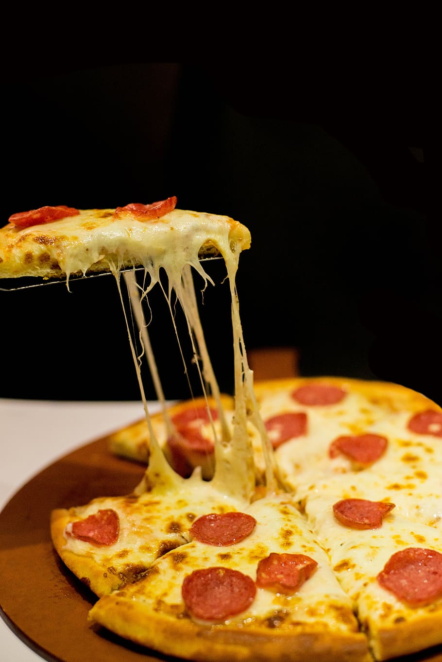 pizza de pepperoni, pizza, menjar, tomàquet, plat, hamburguesa, postres, crema, gel, pastís, de formatge, cadena, pepperoni, formatge, dolços, pastisseria, divendres, famolenc, menjar ràpid, menjar i beguda, menjar poc saludable, a l'interior, salsitxa, frescor, fons negre, carn, tir de l'estudi, cap gent, tall, producte diari, llest per menjar, carn processada, primer pla, temptació, treureu menjar, berenar, pizzeria, 5K