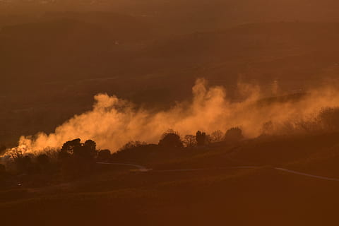 espanya, candeleda, posta de sol, bellesa a la natura, arbre, escenics - natura, cel, cap gent, medi ambient, naturalesa, terra, escena no urbana, planta, núvol - cel, tranquil·litat, paisatge, escena tranquil·la, fum - estructura física, a l'aire lliure, bosc, color taronja, silueta, poder a la natura, Pol · lució, 5K, CC0, domini públic, lliure de regalies
