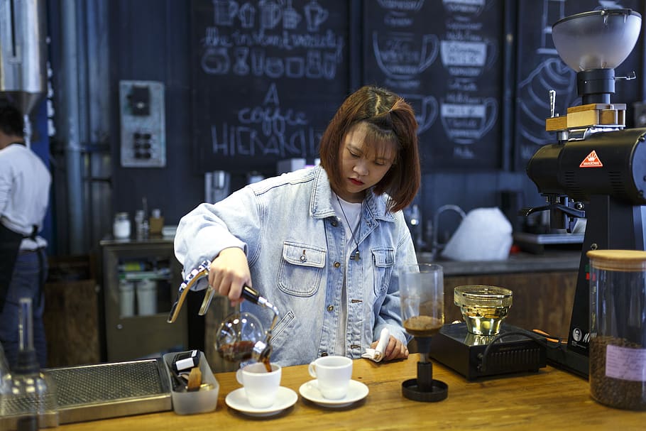 kvinde, hælde, kaffe, kop, bar, bartender, drik, koffein, kaffekop, kaffedrik, kaffemaskine, kaffebar, beholder, kop kaffe, lækker, drikke, glas, indendørs, person, restaurant, værelse, service, bord, have på, en person, cafe, mad og drikke, rigtige mennesker, krus, kaffe - drikke, forfriskning, forretning, voksen, forfra, Kvinder, afslappet tøj, frisure, porcelæn, 5K