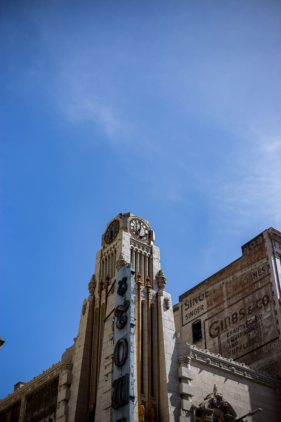 arquitectura, edifici, torre, Torre del Rellotge, Els angels, Estats Units, urbà, ciutat, centre de la ciutat, 50 mm, edifici antic, vistes, rústic, parlament, metròpolis, fletxa, campanar, monument, cúpula, cel, estructura construïda, vista d’angle baix, exterior de l'edifici, religió, espiritualitat, creença, blau, lloc de culte, naturalesa, el passat, història, dia, cap gent, destinacions de viatge, a l'aire lliure, rellotge, columna arquitectònica, 5K