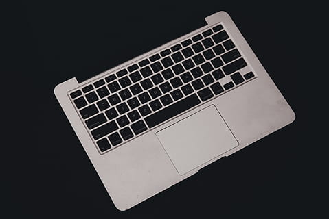 bilgisayar, tuş takımı, donanım, bilgisayar donanımı, bilgisayar klavyesi, elektronik, pc, dizüstü, macbook, ruh hali, elma, huysuz, teknoloji, fare, merkez, hard disk, disk, LCD ekran, izlemek, ekran, siyah arka plan, içeriye, stüdyo çekimi, kesmek, tek nesne, kapatmak, iletişim, kablosuz teknoloji, bağ, bilgisayar tuşu, kopya alanı, insansız, bilgisayar bölümü, taşınabilir bilgi cihazı, gümüş renkli, 4K, CC0, kamu malı, telif ücretsiz