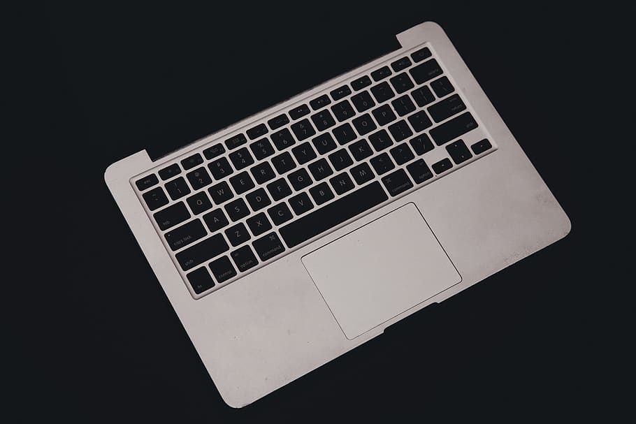 computer, tastatur, hardware, computer hardware, computer tastatur, elektronik, pc, bærbar, macbook, humør, æble, humørsyg, teknologi, mus, hub, harddisk, disk, lcd-skærm, overvåge, skærm, computerudstyr, sort baggrund, indendørs, studio skud, skåret ud, enkelt objekt, tæt på, meddelelse, trådløs teknologi, forbindelse, computer nøgle, kopiere plads, ingen mennesker, computer del, bærbar informationsenhed, sølvfarvet, 4K