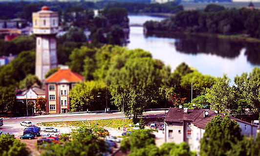 tilt-shift: road, tilt-shift, bygget struktur, arkitektur, bygge eksteriør, tre, bygning, anlegg, vann, hus, natur, boligområde, dag, ingen folk, innsjø, by, utendørs, grønn farge, reisemål, skjønnhet i naturen, luksus, 4K, CC0, offentlig domene, opphavsrett gratis