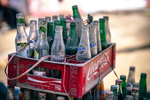 tömma, soda glasflaskor, mat och dryck, dryck, behållare, alkohol, flaska, förfriskning, fokusera på förgrunden, inget folk, detaljhandeln, företag, glas - material, marknadsföra, text, dag, utomhus, närbild, selektiv fokusering, västra skriptet, val, natur, 5K, CC0, offentligt domän, royaltyfria