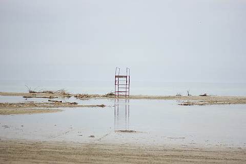 rode uitkijktoren, oceaan, strand, zee, water, natuur, grijs, zand, buitenshuis, kust, overstroming, meubilair, stoel, lagune, badmeester station, meer, verlaten, bewolking, overstroomd, somber, hemel, land-, kalmte, geen mensen, rustige scène, dag, schoonheid in de natuur, scenics - natuur, niet-stedelijke scène, horizon, kopie ruimte, 5K, CC0, publiek domein, royaltyvrij