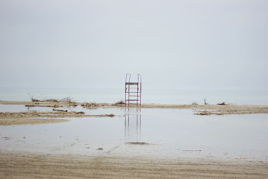 torre di guardia rossa, oceano, spiaggia, mare, acqua, natura, grigio, sabbia, all'aperto, costa, alluvione, mobilia, sedia, laguna, stazione del bagnino, lago, abbandonato, nuvoloso, allagato, triste, cielo, terra, la tranquillità, nessuno, scena tranquilla, giorno, bellezza nella natura, scenics - natura, scena non urbana, orizzonte, copia spazio, 5K