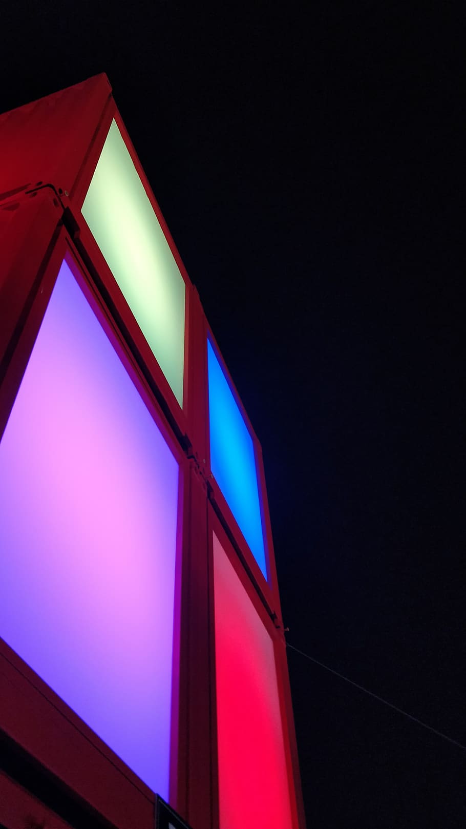 llums, neó, caixes, nit, il·luminat, cap gent, vista d’angle baix, arquitectura, estructura construïda, patró, còpia espai, a l'interior, multicolor, vidre - material, modern, cultura i entreteniment artístic, disseny, edifici, equips d’il·luminació, primer pla, cel, vermell, porpra, fons negre, 4K