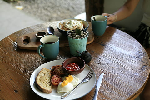 tazza di caffè, tazza, tavolo, tavolo da pranzo, mobilia, persona, umano, prima colazione, piattino, ceramica, cibo, Kuta, crostini, uovo in camicia, colazione inglese, Indonesia, tavolo di legno, bali, muesli, vibrazioni della colazione, cibo e bevande, bere, freschezza, rinfresco, piatto, caffè, pasto, caffè - bevanda, pronto a mangiare, boccale, una persona, mano umana, in casa, utensile da cucina, legno - materiale, mano, bevanda calda, tazza di tè, vasellame, vassoio, 4K, CC0, dominio pubblico, privo di copyright