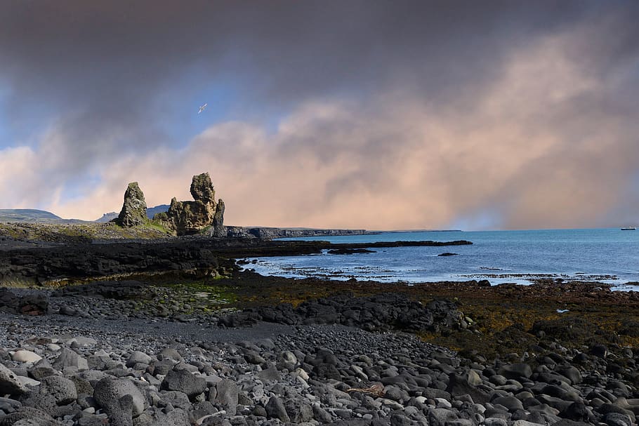 Vista al mar, snaefellsjokull, Islandia, runes, carretera, Carretera bruta, grava, sòl, còdols, roques, platja, oceà, trolls, fusta, animal, ocell, promontori, planta, naturalesa, abies, avet, mar, cel, sòlid, núvol - cel, rock, rock - object, terra, aigua, bellesa a la natura, escenics - natura, tranquil·litat, horitzó sobre l’aigua, escena tranquil·la, dia, horitzó, a l'aire lliure, cap gent, 4K