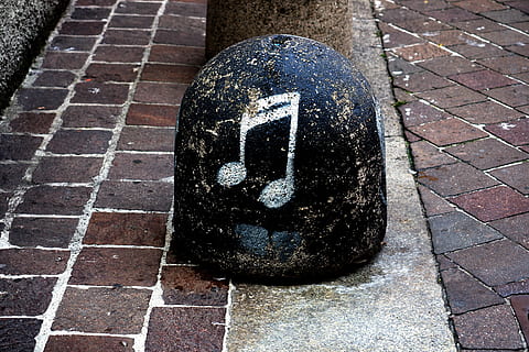Nota, pietra, chiave, musica, arte, bitta, limite, strada, sentiero, giorno, marciapiede, nessuno, città, pavimentazione in pietra, ciottolo, vista dall'alto, avvicinamento, all'aperto, comunicazione, modello, colore nero, solido, arte e artigianato, inviare, natura, cartello, 5K, CC0, dominio pubblico, privo di copyright