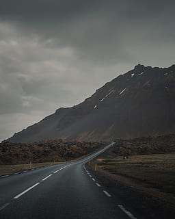 brązowa góra, Droga, sposób, Autostrada, asfalt, Natura, na dworze, Góra, pasmo górskie, Płaskowyż, droga polna, żwir, rękaw, strój, odzież, sceneria, mesa, światło słoneczne, skrzyżowanie, pustynia, niebo, transport, kierunek, chmura - niebo, droga naprzód, znak, piękno natury, żadnych ludzi, scena pozamiejska, oznakowanie dróg, scenics - natura, symbol, cechowanie, spokój, środowisko, spokojna scena, malejąca perspektywa, górska droga, linia dzieląca, 4K, CC0, domena publiczna, darmowe zdjęcia