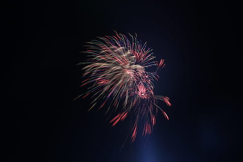fuochi d'artificio, cielo notturno, fuoco d'artificio, celebrazione, esplosione, esplosivo, cielo, notte, Fuochi artificiali, che esplode, evento, fuoco - fenomeno naturale, fuochi d'artificio - Oggetto creato dall'uomo, festa - evento sociale, vacanza, festival tradizionale, multicolore, rosso, anno, anniversario, luglio, colore nero, divertimento, luminosa, colori, buio, Vigilia di Capodanno, quattro luglio, giallo, nuovo anno, sfondi, raggiante, illuminato, Natale, 5K