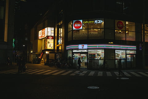 sort, rød, computer tower, asfalt, vej, person, human, fodgængerfelt, tokyo, japan, mad, måltid, vejkryds, by-, belysning, ord, butik, Delikatesser, lys, bygning, by, metropol, bygning udvendig, arkitektur, bygget struktur, nat, gade, belyst, skilt, transportmidler, symbol, byliv, meddelelse, vejmærkning, rigtige mennesker, tilfældige mennesker, mærkning, byens gade, transportform, overfart, udendørs, 4K, CC0, offentligt domæne, royaltyfrie