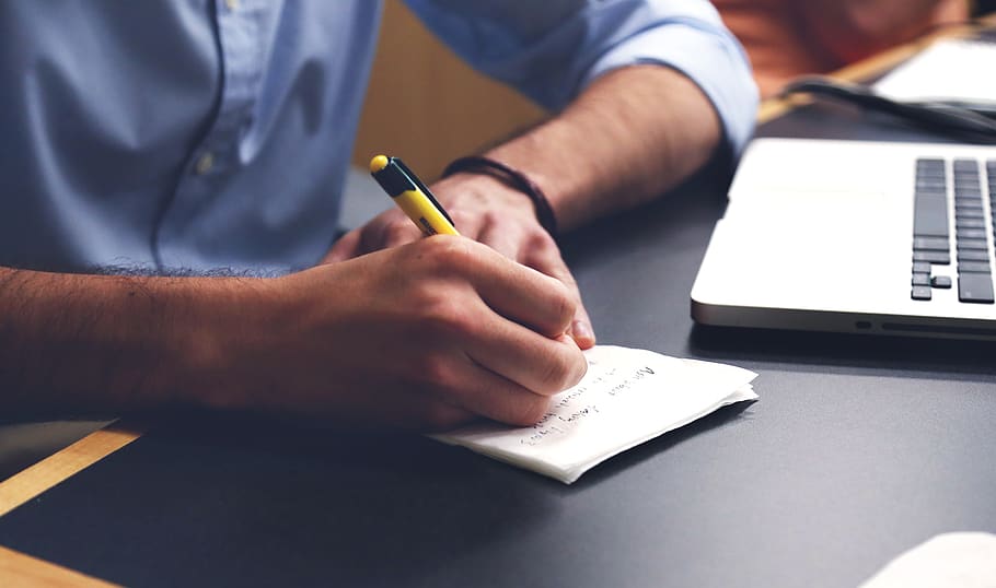 persoană, scris, hârtie, utilizând, galben, negru, stilou, Verifica, clasă, birou, mâini, laptop, învăţare, lectura, listă, caiet, notițe, student, studiu, universitate, viziune, lucru, scrie, umană, mână, bărbați, adult, o persoana, partea corpului uman, ocupaţie, a închide, masa, ședință, carte, mobila, în interior, cartelă de note, publicare, 4K