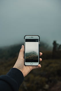 aur iphone 6, telefon mobil, telefon, Electronică, uman, persoană, iPhone, afişa, ecran LCD, Monitor, ecran, deget, în aer liber, clădire, carcasă, iPod, natură, adaptor, cal, animal, umană, mână, tehnologia fără fir, tehnologie, partea corpului uman, telefon inteligent, comunicare, o persoana, dispozitiv portabil de informații, deținere, perspectivă personală, fotografii tematice, conexiune, oameni adevărați, cer, să se concentreze asupra primelor elemente, Activitatea de agrement, 5K, CC0, domeniu public, fără drepturi de autor