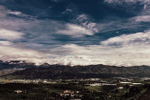 hava, fotoğrafçılık, çim saha, dağ, beyaz, bulutlu, gökyüzü, mavi, Mavi gökyüzü, bulutlar, cloudscape, şafak, akşam karanlığı, alan, orman, peyzaj, sabah, dağlar, doğa, açık havada, seyahat, ağaçlar, kamu malı görüntüleri, bulut - gökyüzü, manzaralar - doğa, doğada güzellik, çevre, dağ silsilesi, insansız, huzur, sakin sahne, gün, mimari, yapılı yapı, ağaç, bina, bitki, yüksek açılı görünüş, şehir manzarası, 5K, CC0, kamu malı, telif ücretsiz