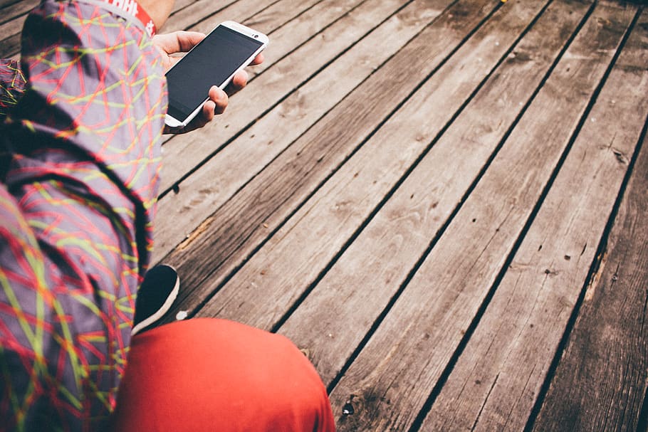 Polònia, płock, molo płock, pont, pis, htc, android, colorit, vermell, telèfon, joventut, tecnologia, borrós, plujós, nike, jove, fusta, adidas, material de fusta, tecnologia sense fils, adult, una persona, connexió, comunicació, secció baixa, de peu, tauleta digital, roba casual, ordinador, estils de vida, dones, Internet, portabilitat, dia, terres de fusta dura, 5K