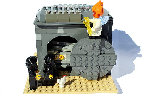 lego, mini figures, Pasqua, rock, tomba, resurrecció, àngel, dones, representació, model, personatges del joc, joguines, creatiu, bíblia, història, adoració, jesús, Déu, baptitza, cristià, fe, esperança, amor, religió, renaixement, fons blanc, tir de l'estudi, a l'interior, natura morta, gran grup d'objectes, treball, seguretat, comunicació, protecció, cap gent, representació humana, indústria, barret, ocupació, govern, naturalesa, color negre, 2K, CC0, domini públic, lliure de regalies