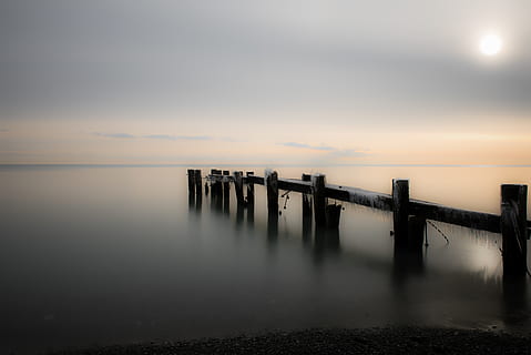 dichtbij, fotograaf, houten, brug, lichaam, water, strand, wolken, dok, avond, mistig, horizon, ijs-, steiger, landschap, natuur, oceaan, reflecties, zee, zeegezicht, kust, hemel, zon, zonsondergang, scenics - natuur, rustige scène, schoonheid in de natuur, kalmte, verbinding, wolk - lucht, idyllisch, ingebouwde structuur, geen mensen, niet-stedelijke scène, mist, architectuur, brug - door de mens gemaakte structuur, buitenshuis, houten paal, architectonische kolom, 5K, CC0, publiek domein, royaltyvrij