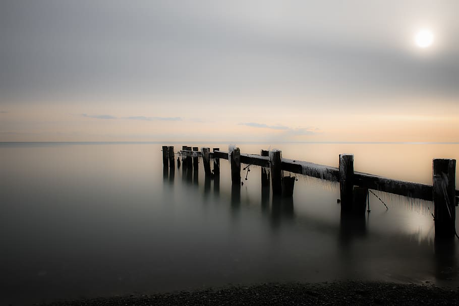 dichtbij, fotograaf, houten, brug, lichaam, water, strand, wolken, dok, avond, mistig, horizon, ijs-, steiger, landschap, natuur, oceaan, reflecties, zee, zeegezicht, kust, hemel, zon, zonsondergang, scenics - natuur, rustige scène, schoonheid in de natuur, kalmte, verbinding, wolk - lucht, idyllisch, ingebouwde structuur, geen mensen, niet-stedelijke scène, mist, architectuur, brug - door de mens gemaakte structuur, buitenshuis, houten paal, architectonische kolom, 5K