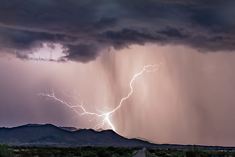 lyn, grå, skyer, storm, magt i naturen, sky - himmel, strøm, tordenvejr, skønhed i naturen, himmel, storm sky, dramatisk himmel, natur, bjerg, forked lightning, miljø, ingen mennesker, advarselsskilt, meddelelse, skilt, scenics - natur, udendørs, ildevarslende, elektricitet, ekstremt vejr, regn, lilla, 4K, CC0, offentligt domæne, royaltyfrie