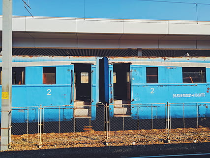 trenul de călători albastru, România, Arad, în aer liber, transport, vehicul, tren, natură, mediu rural, masă, alimente, clădire, carcasă, balustradă, rural, colibă, decoratiune interioara, fereastră, adăpost, arhitectură, construită, exteriorul clădirii, nici o persoana, zi, albastru, mijloc de transport, lumina soarelui, text, transportul feroviar, oraș, cer, transport public, gard, Intrare, 4K, CC0, domeniu public, fără drepturi de autor