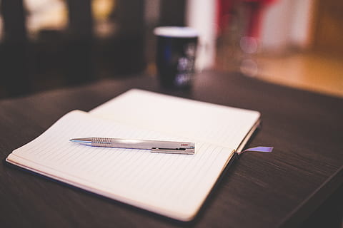 grå, skubbe, pen, hvid, notesbog, makro, bord, stilleben, fokus på forgrunden, teknologi, ingen mennesker, indendørs, træ - materiale, selektiv fokusering, note pad, trådløs teknologi, forbindelse, tæt på, papir, meddelelse, smart telefon, offentliggørelse, bærbar informationsenhed, Bestil, fravær, 5K, CC0, offentligt domæne, royaltyfrie