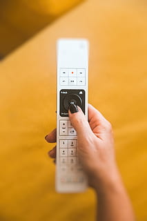 weiße Fernbedienung, Steuerung, Hand, Fernbedienung, menschliche Hand, menschliches Körperteil, eine Person, drinnen, Gelb, Nahansicht, halten, selektiver Fokus, Richtigkeit, Erwachsene, Nummer, Wohngebäude, Technologie, reifer erwachsener, Fokus auf den Vordergrund, Messinstrument, Finger, 5K, CC0, gemeinfrei, lizenzfrei