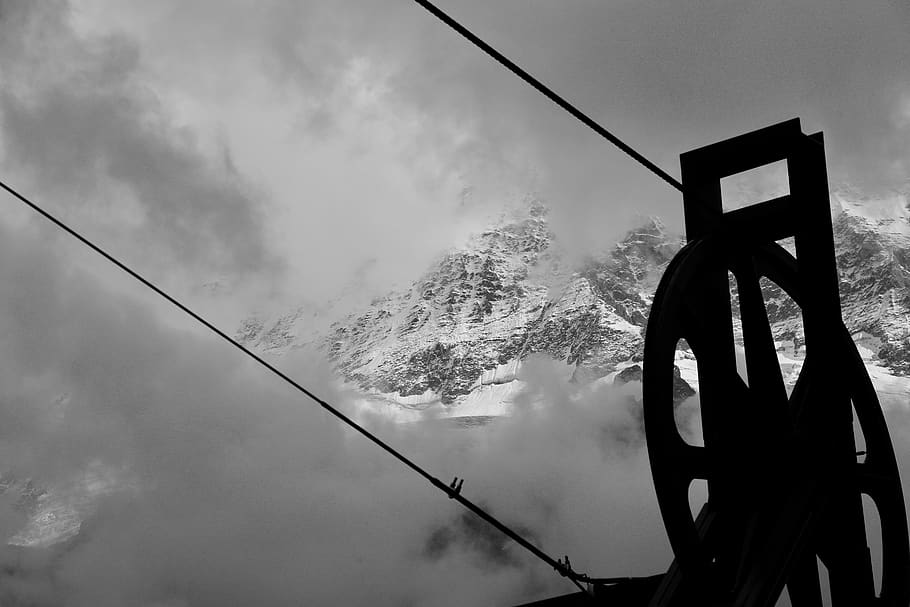 fotografia en escala de grisos, politja, muntanya, cables, núvols, fosc, durant el dia, boira, paisatge, muntanyes, naturalesa, escènic, cel, neu, muntanyes cobertes de neu, acer, hivern, bellesa a la natura, cap gent, dia, núvol - cel, temperatura de fred, escenics - natura, escena tranquil·la, transport, telefèric, a l'aire lliure, vista d’angle baix, tranquil·litat, escena no urbana, roda, 5K