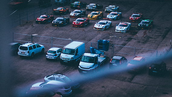 carrelli assortiti, macchina da corsa, automobile, veicolo, auto, mezzi di trasporto, formula Uno, auto sportiva, posteggio, parcheggio, strada, modo, suv, Taxi, furgone, blu, passeggino, auto della polizia, camionetta, fuori strada, modo di trasporto, veicolo a motore, veicolo terrestre, vista dall'alto, città, nessuno, traffico, giorno, di fila, all'aperto, viaggio, via della città, stazionario, vita di città, natura, 4K, CC0, dominio pubblico, privo di copyright